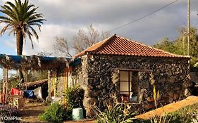 Casita en el campo con vista al oceano